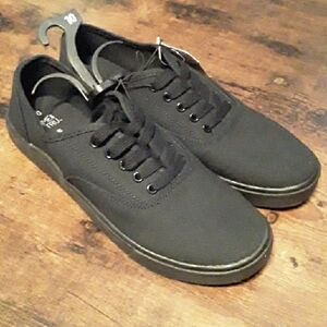 NWT women's Sz 10 Clasdic Time And Tru Lace Up Black Tennis Shoes